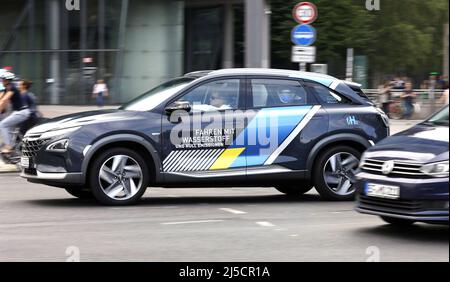 Berlin, DEU, 08/18/2020 - der Hyundai NEXO, ein Brennstoffzellenfahrzeug auf der Straße. Air Liquide, Daimler, Linde, OMV, Shell und TOTAL haben sich H2 MOBILITY zusammengeschlossen, um ein Wasserstofftankstellennetz in Deutschland aufzubauen. [Automatisierte Übersetzung] Stockfoto