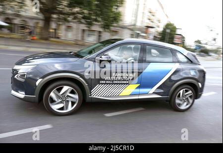 Berlin, DEU, 08/18/2020 - der Hyundai NEXO, ein Brennstoffzellenfahrzeug auf der Straße. Air Liquide, Daimler, Linde, OMV, Shell und TOTAL haben sich H2 MOBILITY zusammengeschlossen, um ein Wasserstofftankstellennetz in Deutschland aufzubauen. [Automatisierte Übersetzung] Stockfoto