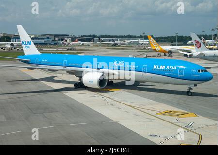 28. August 2020, Singapur, Republik Singapur, Asien - Boeing 777-300 Passagierflugzeug, das vom niederländischen KLM Asia am Changi Airport betrieben wird. Aufgrund der weltweiten Ausbreitung des Coronavirus (Covid-19) wurde der weltweite Flugverkehr drastisch reduziert, was zu erheblichen Flugausfällen führte. Aufgrund der Korona-Krise schrumpfte die Wirtschaft Singapurs im zweiten Quartal dieses Jahres um mehr als 40 Prozent, und die südostasiatische Finanzmetropole rutschte mehr als ein Jahrzehnt lang erneut in die Rezession. [Automatisierte Übersetzung] Stockfoto