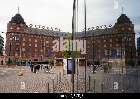 06/24/2018, Helsinki, Finnland, Europa - der Markenname Oxygenol auf dem Dach des Arena House spiegelt sich in einer Glasscheibe im Zentrum der finnischen Hauptstadt wider. Oxygenol stellt Produkte wie Zahnpasta und Mundwasser her. [Automatisierte Übersetzung] Stockfoto