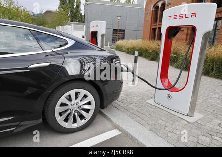 Berlin, DEU, 2020/09/24 - Tesla Model S an einer TESLA-Kompressorstation. Tesla hat einen neuen Supercharger-Standort mit V3 Ständen in Berlin eröffnet. Der Ladepark auf dem Gelände des EUREF Campus in Berlin Schöneberg bietet 12 der Schnellladestationen mit bis zu 250 kW. [Automatisierte Übersetzung] Stockfoto