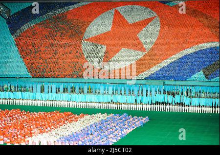 08.08.2012, Pjoengjang, Nordkorea, Asien - mehrere tausend Menschen bilden während des Arirang Festivals und der Massenspiele mit künstlerischen Darbietungen, Akrobaten und Tänzern in der nordkoreanischen Hauptstadt riesige Mosaikbilder mit bunten Plakaten auf der Tribüne im First of May Stadium. [Automatisierte Übersetzung] Stockfoto