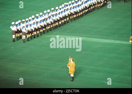 08.08.2012, Pjoengjang, Nordkorea, Asien - Eine Militärkapelle tritt während des Arirang Festivals und der Massenspiele in der nordkoreanischen Hauptstadt mit Tänzern und Akrobaten im Stadion vom 1. Mai auf. [Automatisierte Übersetzung] Stockfoto