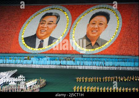 08.08.2012, Pjoengjang, Nordkorea, Asien - Ein riesiges Mosaik aus tausenden farbenfrohen Plakaten zeigt die beiden Porträts der ehemaligen Führer Kim Il-sung und Kim Jong-il während des Arirang Festivals und der Massenspiele mit künstlerischen Darbietungen, Akrobaten und Tänzern im Stadion vom 1. Mai in der nordkoreanischen Hauptstadt. [Automatisierte Übersetzung] Stockfoto