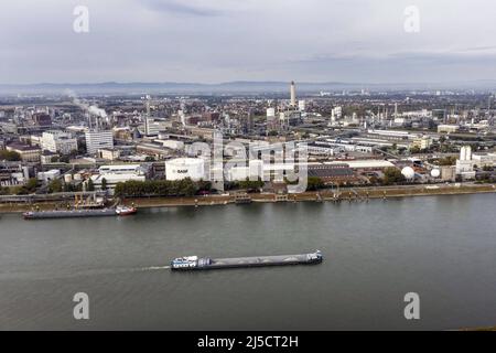 Ludwigshafen, DEU, 02.10.2020 - Luftaufnahme des BASF-Werks in Ludwigshafen. Die BASF SE mit Sitz in Ludwigshafen am Rhein ist das vertriebsmäßig größte Chemieunternehmen der Welt. [Automatisierte Übersetzung] Stockfoto