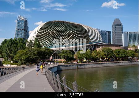 '25.10.2020, Singapur, Republik Singapur, Asien - Blick von der Jubilee Bridge auf die Skyline der Innenstadt mit Wolkenkratzern und den Esplanade-Theatern im Vordergrund. Die Esplanade (Theatres on the Bay) ist ein kulturelles Zentrum am Singapore River in Marina Bay. Die Aluminiumplatten der Gebäudehülle verleihen der Esplanade ihre besondere Form, was wiederum zu ihrem Spitznamen ''Durian'' geführt hat. [Automatisierte Übersetzung]' Stockfoto