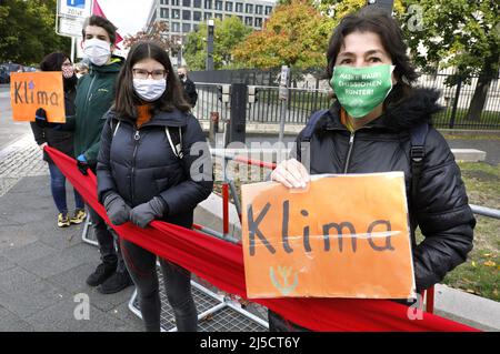 Berlin, DEU, 10.10.2020 - Freitags für zukünftige Menschenkette aus Protest gegen die Rodung des Dannenroeder-Waldes vor dem Bundesministerium für Verkehr. [Automatisierte Übersetzung] Stockfoto