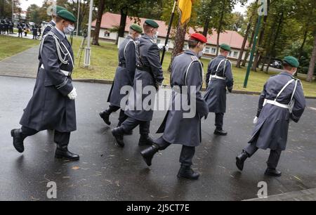 Berlin, DEU, 10/15/2020 - Soldaten des Bundeswehrbataillons tragen Mund- und Nasenschutz während des Einsatzrollaufrufs des Bundeswehrkommandos 16. in der Julius Leber-Kaserne in Berlin. [Automatisierte Übersetzung] Stockfoto