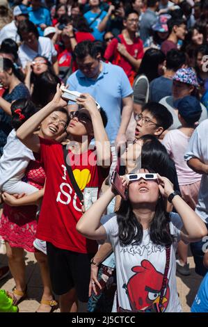 26. Dezember 2019, Singapur, Republik Singapur, Asien - im Amphitheater in Kebun Baru Springs, Ang Mo Kio, versammeln sich Menschen, um die ringförmige Sonnenfinsternis zu sehen. [Automatisierte Übersetzung] Stockfoto