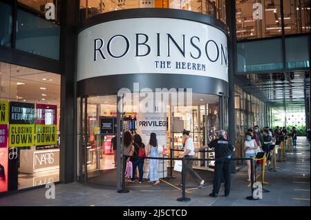 06.11.2020, Singapur, Republik Singapur, Asien - Kunden stehen vor dem Eingang des Kaufhauses Robinsons The Heeren entlang der Einkaufsstraße Orchard Road in einer Schlange. Das 162-jährige Traditionsunternehmen gab die drohende Schließung seiner letzten beiden Geschäfte im Stadtstaat bekannt, die auf einen Nachfragerückgang und eine Verlagerung des Einkaufsverhaltens hin zum Online-Handel zurückzuführen ist. [Automatisierte Übersetzung] Stockfoto