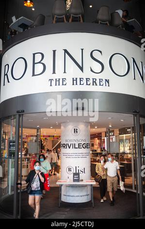 06.11.2020, Singapore, Republic of Singapore, Asia - Blick und Eingang zum Robinsons The Heeren Kaufhaus entlang der Orchard Road Einkaufsstraße. Das 162-jährige Traditionsunternehmen gab die drohende Schließung seiner letzten beiden Geschäfte im Stadtstaat bekannt, die auf einen Nachfragerückgang und eine Verlagerung des Einkaufsverhaltens hin zum Online-Handel zurückzuführen ist. [Automatisierte Übersetzung] Stockfoto