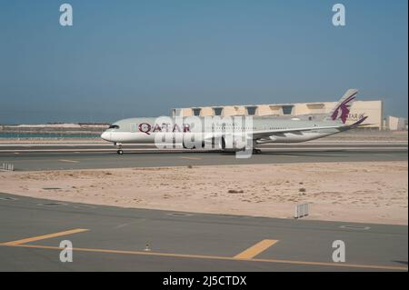 05. Jun. 2019, Doha, Katar - Ein Qatar Airways Airbus A350-1000 Passagierjet Taxis zur Start- und Landebahn am Hamad International Airport. Qatar Airways ist Mitglied der Allianz One World Airline. [Automatisierte Übersetzung] Stockfoto