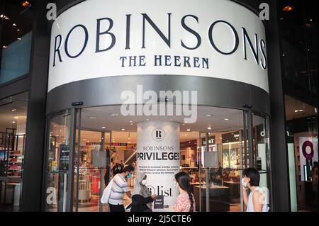 06.11.2020, Singapore, Republic of Singapore, Asia - Blick und Eingang zum Robinsons The Heeren Kaufhaus entlang der Orchard Road Einkaufsstraße. Das 162-jährige Traditionsunternehmen gab die drohende Schließung seiner letzten beiden Geschäfte im Stadtstaat bekannt, die auf einen Nachfragerückgang und eine Verlagerung des Einkaufsverhaltens hin zum Online-Handel zurückzuführen ist. [Automatisierte Übersetzung] Stockfoto