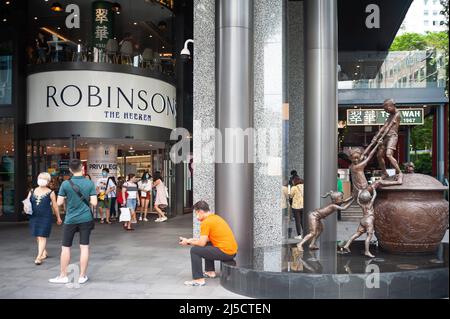 06.11.2020, Singapore, Republic of Singapore, Asia - Blick und Eingang zum Robinsons The Heeren Kaufhaus entlang der Orchard Road Einkaufsstraße. Das 162-jährige Traditionsunternehmen gab die drohende Schließung seiner letzten beiden Geschäfte im Stadtstaat bekannt, die auf einen Nachfragerückgang und eine Verlagerung des Einkaufsverhaltens hin zum Online-Handel zurückzuführen ist. [Automatisierte Übersetzung] Stockfoto