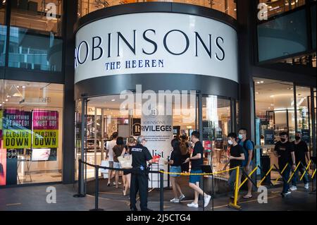 06.11.2020, Singapur, Republik Singapur, Asien - Kunden stehen vor dem Eingang des Kaufhauses Robinsons The Heeren entlang der Einkaufsstraße Orchard Road in einer Schlange. Das 162-jährige Traditionsunternehmen gab die drohende Schließung seiner letzten beiden Geschäfte im Stadtstaat bekannt, die auf einen Nachfragerückgang und eine Verlagerung des Einkaufsverhaltens hin zum Online-Handel zurückzuführen ist. [Automatisierte Übersetzung] Stockfoto