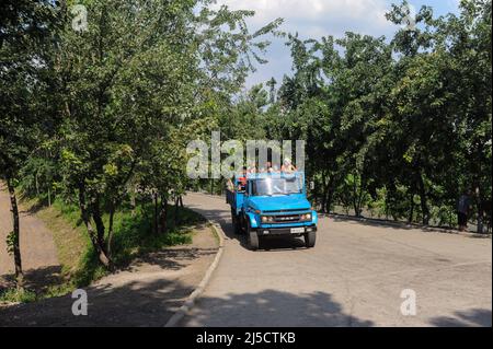 08.08.2012, Pjoengjang, Nordkorea, Asien - Arbeiter fahren auf der Ladeplattform eines Lastwagens auf einer Landstraße am Rande der nordkoreanischen Hauptstadt. [Automatisierte Übersetzung] Stockfoto