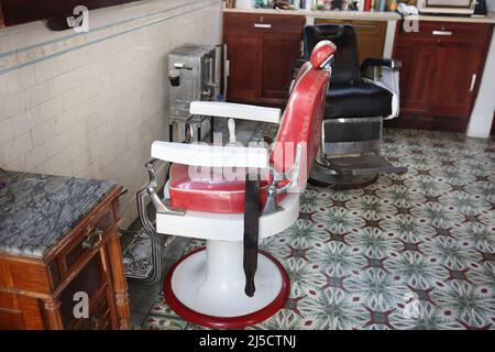 Stuhl in einem alten Friseurladen in Havanna, Kuba Stockfoto