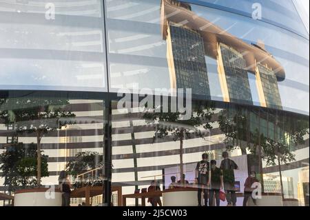 02. Dezember 2020, Singapur, Republik Singapur, Asien - Blick von außen auf Apples neuen Flagship-Store am Wasser in Marina Bay Sands, dessen Glasfassade das luxuriöse MBS-Hotel mit dem gleichen Namen widerspiegelt. Die futuristische Architektur des neuen Einzelhandelshauses nimmt die Form einer riesigen, auf dem Wasser schwebenden Glaskugel an und ist der dritte Apple-Store im südostasiatischen Stadtstaat. Das Gebäude wurde vom englischen Architekten Norman Foster (Foster and Partners) entworfen. [Automatisierte Übersetzung] Stockfoto