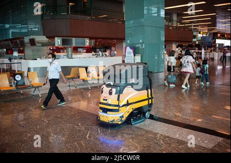 08. Dezember 2020, Singapur, Republik Singapur, Asien - Eine vollautomatische Reinigungsmaschine ist im Terminal 1 des Changi International Airport in Betrieb und reinigt die Böden inmitten der Coronavirus-Pandemie. [Automatisierte Übersetzung] Stockfoto