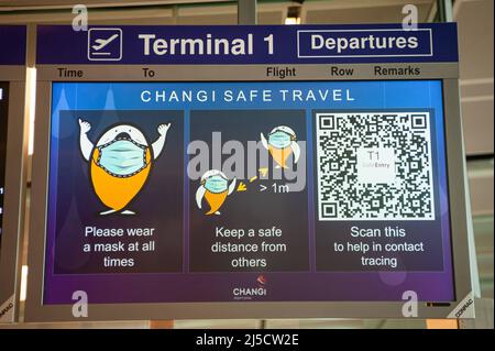 08. Dezember 2020, Singapur, Republik Singapur, Asien - Ein Bildschirm im Terminal 1 des Changi International Airport zeigt die Changi Safe Travel-Richtlinien, Die die universelle Maskenanforderung, die Pattsichtlinie und die Kontaktverfolgung über App und Scan hervorheben, um die Ausbreitung des Coronavirus (Covid-19) während der globalen Pandemie zu verhindern. [Automatisierte Übersetzung] Stockfoto