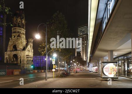 Berlin, DEU, 16.12.2020 - Lockdown, Deutschland schließt. Leerer Breitscheidplatz, geschlossenes Kaufhaus Bikin.i die Sperrverordnung gilt zunächst bis zum 10. Januar 2021. [Automatisierte Übersetzung] Stockfoto