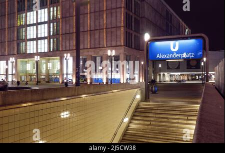 Berlin, DEU, 16.12.2020 - Lockdown, Deutschland schließt. Leeren Sie den Alexanderplatz um 20:00 Uhr. Die Sperrverordnung gilt zunächst bis zum 10. Januar 2021. [Automatisierte Übersetzung] Stockfoto