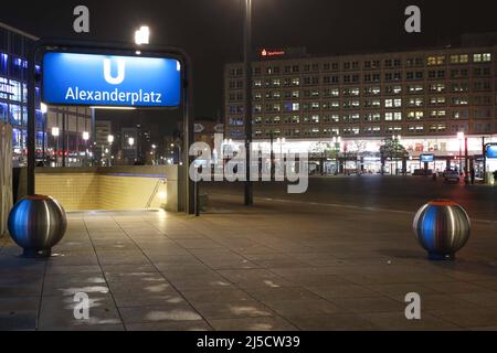 Berlin, DEU, 16.12.2020 - Lockdown, Deutschland schließt. Leeren Sie den Alexanderplatz um 20:00 Uhr. Die Sperrverordnung gilt zunächst bis zum 10. Januar 2021. [Automatisierte Übersetzung] Stockfoto