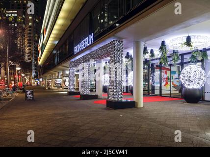 Berlin, DEU, 16.12.2020 - Lockdown, Deutschland schließt. Leerer Breitscheidplatz, geschlossenes Kaufhaus Bikini. Die Sperrverordnung gilt zunächst bis zum 10. Januar 2021. [Automatisierte Übersetzung] Stockfoto