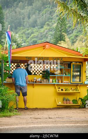 Sunrise Shack bietet verschiedene Speisen, frisches Obst und Kaffee oder Tee zum Mitnehmen in der Nähe von Sunset Beach an der North Shore auf der Insel Oahu, Hawaii, USA Stockfoto