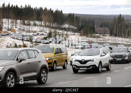 Torfhaus, DEU, 27.12.2020 - jeder will den ersten Schnee im Harz genießen. Stau auf der B4 in Richtung Torfhaus. [Automatisierte Übersetzung] Stockfoto