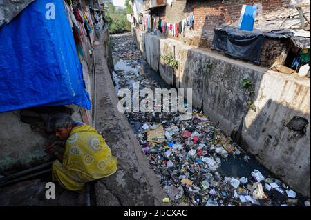 07.12.2011, Mumbai, Maharashtra, Indien, Asien - Umgeben von Gebäuden und einfachen Hovels donnert ein enger Fluss, der mit Hausmüll und Plastikmüll überflusst ist, im Slum-Viertel von Mumbai, Dharavi, entlang. Das Viertel Dharavi liegt im Herzen der indischen Metropole Mumbai und ist mit einer geschätzten Bevölkerung von 500.000 bis 1 Millionen Einwohnern eines der größten Slums der Welt. [Automatisierte Übersetzung] Stockfoto