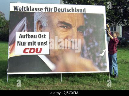 Berlin, DEU, 09/28/1998 - ein Wahlplakat mit einem Foto von Helmut Kohl wird abgeschlagen. Kohl hat die Wahl an seinen Herausforderer Gerhard Schröder verloren. [Automatisierte Übersetzung] Stockfoto