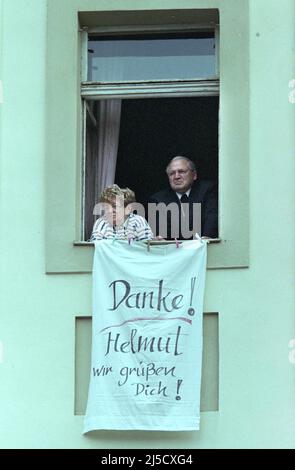 Altenburg, DEU, 24.08.1998 - Ein Rentnerpaar hat ein Plakat mit der Aufschrift 'Danke ! Helmut we greet you'', während einer CDU-Wahlkampfveranstaltung mit Bundeskanzler Helmut Kohl in Alternburg am Fenster ihrer Wohnung. Kohl verlor die Bundestagswahl an seinen Herausforderer Gerhard Schröder. [Automatisierte Übersetzung]' Stockfoto