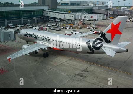 06. Dezember 2019, Singapur, Republik Singapur, Asien - Ein Jetstar Asia Airways Airbus A320-232 Passagierflugzeug mit der Registrierung 9V-JSK am Changi International Airport (SIN). Jetstar Asia Airways Pte Ltd ist eine Low-Cost-Fluggesellschaft mit Sitz in Singapur. [Automatisierte Übersetzung] Stockfoto