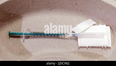 Schönefeld, DEU, 15. Januar 2021 - Spritze mit BioNTech Pfizer Covid19-Impfstoff im Impfzentrum im Terminal 5 des Flughafens BER. Es ist das dritte Impfzentrum in Brandenburg das Impfzentrum wird von der Johanniter-Unfall-Hilfe geleitet. Impfungen werden vor Ort von medizinischem Personal der Bundeswehr durchgeführt. [Automatisierte Übersetzung] Stockfoto