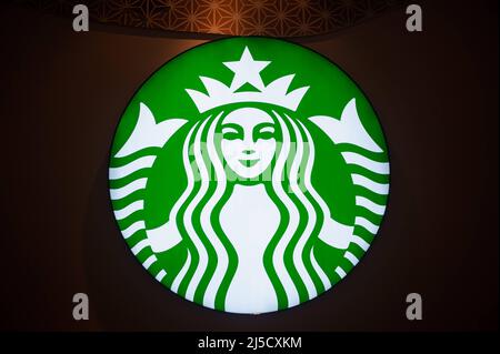 12.03.2020, Singapur, Republik Singapur, Asien - beleuchtetes Firmenschild mit Logo des Starbucks Cafés. Starbucks Corporation ist ein amerikanisches Einzelhandelsunternehmen, das sich auf Kaffeeprodukte spezialisiert hat und international tätig ist. [Automatisierte Übersetzung] Stockfoto