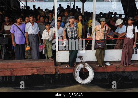 22. November 2013, Yangon, Republik der Union von Myanmar, Asien - Pendler auf einer Fähre zwischen Yangon und Dala Township (Dalah) kommen am Dala Ferry Terminal an, nachdem sie den Yangon Fluss in der ehemaligen Hauptstadt Yangon überquert haben. Passagierfähren verkehren in regelmäßigen Abständen auf dem Fluss zwischen dem Pansodan-Steg und dem Dala-Steg. [Automatisierte Übersetzung] Stockfoto