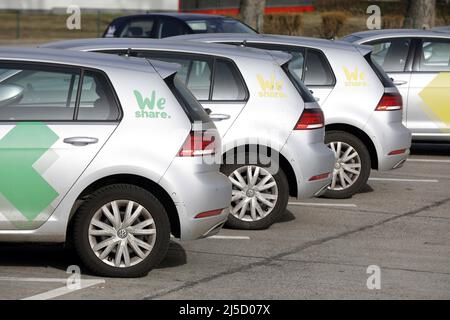 Schönefeld, DEU, 23. Feb. 2021 - E-Volkswagen Golf von WeShare steht auf einem Parkplatz. WeShare betreibt eine Flotte von Elektrofahrzeugen und ist eine Tochtergesellschaft der Volkswagen AG. [Automatisierte Übersetzung] Stockfoto