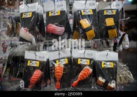 23. Dezember 2017, Osaka, Japan, Asien - Schlüsselanhänger in Form von Sushi-Vorspeisen-Repliken werden in einem Geschäft am Kansai International Airport zum Verkauf angeboten. [Automatisierte Übersetzung] Stockfoto