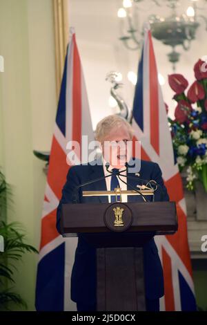 Neu-Delhi, Indien. 22. April 2022. Der britische Premierminister Boris Johnson spricht im Hyderabad-Haus. Boris Johnson ist auf einem zweitägigen Besuch in Indien. (Bild: © Sondeep Shankar/Pacific Press via ZUMA Press Wire) Bild: ZUMA Press, Inc./Alamy Live News Stockfoto