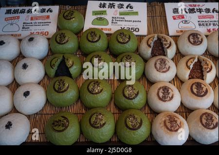 29. Dezember 2017, Takayama, Gifu, Japan, Asien: Im Schaufenster eines Ladens werden frische, traditionell zubereitete japanische Dampfbrötchen zum Verkauf angeboten. Die gedämpften weichen Brötchen enthalten eine herzhafte saftige Fleischfüllung (Rindfleisch) oder sind mit süßer Bohnenpaste gefüllt. [Automatisierte Übersetzung] Stockfoto