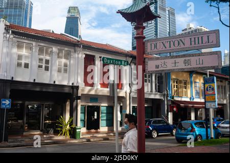 02.12.2020, Singapur, Republik Singapur, Asien - traditionelle Ladenhäuser entlang der Duxton Road, zwischen den historischen Bezirken Chinatown und Tanjong Pagar. Hinter ihnen erheben sich moderne Wolkenkratzer des Geschäftsviertels. Ladenhäuser sind schmale Reihenhäuser mit Geschäften im ersten Stock und Wohnungen in den oberen Etagen. Viele der Gebäude werden heute auch als Büroräume genutzt. Mit ihren farbenfrohen und verzierten Fassaden und den raumhohen Fenstern im französischen Stil sind die markanten Ladenhäuser auch zum Fokus von Landspekulanten, Investoren und als Investitionsform für die Superreichen geworden. Stockfoto