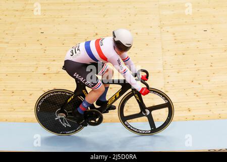 Glasgow, Großbritannien. 22. April 2022. Am zweiten Tag des UCI Track Nations Cup nahmen Radsportlerinnen aus der ganzen Welt am Qualifikationsrennen der Frauen im Sprint Teil. Kredit: Findlay/Alamy Live Nachrichten Stockfoto