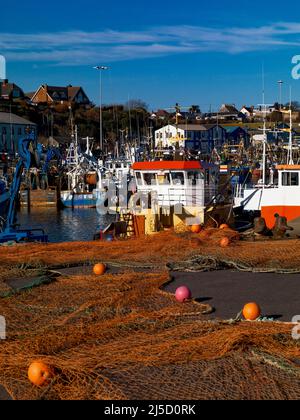 Die Netze wurden im Kilkeel Harbour, County Down, Nordirland, für die Trocknungs- und Fischerboote ausgelegt Stockfoto