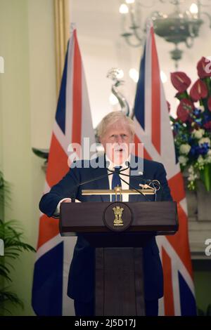 Neu-Delhi, Indien. 22. April 2022. Der britische Premierminister Boris Johnson spricht im Hyderabad-Haus. Boris Johnson ist auf einem zweitägigen Besuch in Indien. (Bild: © Sondeep Shankar/Pacific Press via ZUMA Press Wire) Bild: ZUMA Press, Inc./Alamy Live News Stockfoto