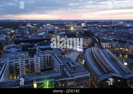 Berlin, 21.04.2021 - Blick auf den Reichstag, das Kanzleramt und den Bahnhof Friedrichstraße am Abend. [Automatisierte Übersetzung] Stockfoto