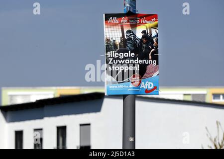 Bitterfeld, 28.04.2021 - ein Wahlplakat der rechtsradikalen AfD in Bitterfeld. Am 6. Juni 2021 wird in Sachsen-Anhalt ein neuer landtag gewählt. [Automatisierte Übersetzung] Stockfoto