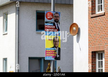 Bitterfeld, 28.04.2021 - ein Wahlplakat der rechtsradikalen AfD hängt in Bitterfeld zusammen mit einem Plakat der FDP an einem Laternenposten. Am 6. Juni 2021 wird in Sachsen-Anhalt ein neuer landtag gewählt. [Automatisierte Übersetzung] Stockfoto