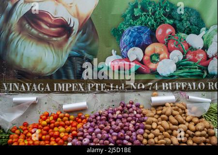 10. Mai 2019, Singapur, Republik Singapur, Asien - frisches Gemüse wie Tomaten, Zwiebeln und Kartoffeln werden vor einem Lebensmittelgeschäft im Viertel Little India zum Verkauf angeboten. [Automatisierte Übersetzung] Stockfoto