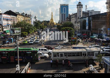 31.10.2013, Yangon, Myanmar, Asien - Blick von oben auf den täglichen Verkehr entlang der Sule Pagoda Road und dem Sule Square im Stadtzentrum der ehemaligen Hauptstadt. [Automatisierte Übersetzung] Stockfoto